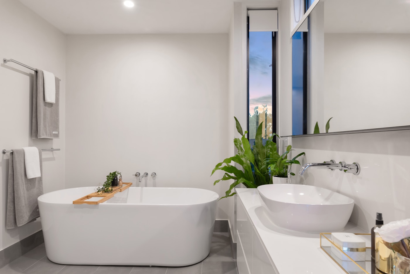 Frameless Glass Shower Suite & Concealed Fittings